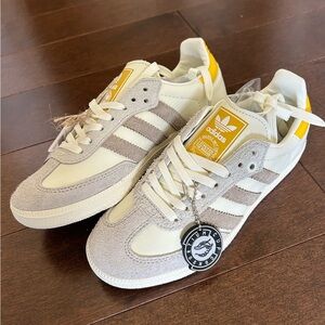 NEW Adidas Sneakers - gate